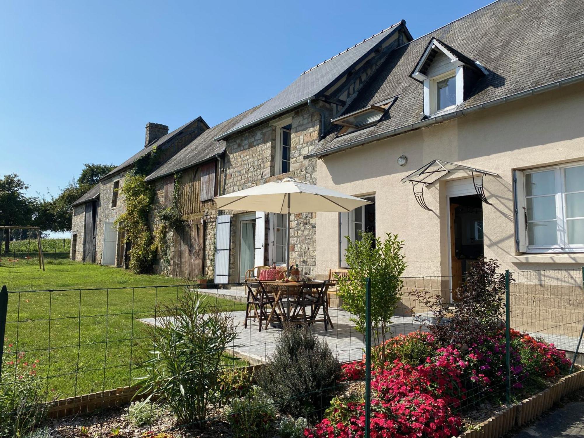 Entire Farm House Stay, La Gerouardiere Barenton Extérieur photo